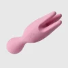 Fingervibrator NYMPH von Svakom aus Silikon in süßem rosa mit zwei Köpfen jeweils mit rotierenden Fingern und vibrierendem, runden Kopf